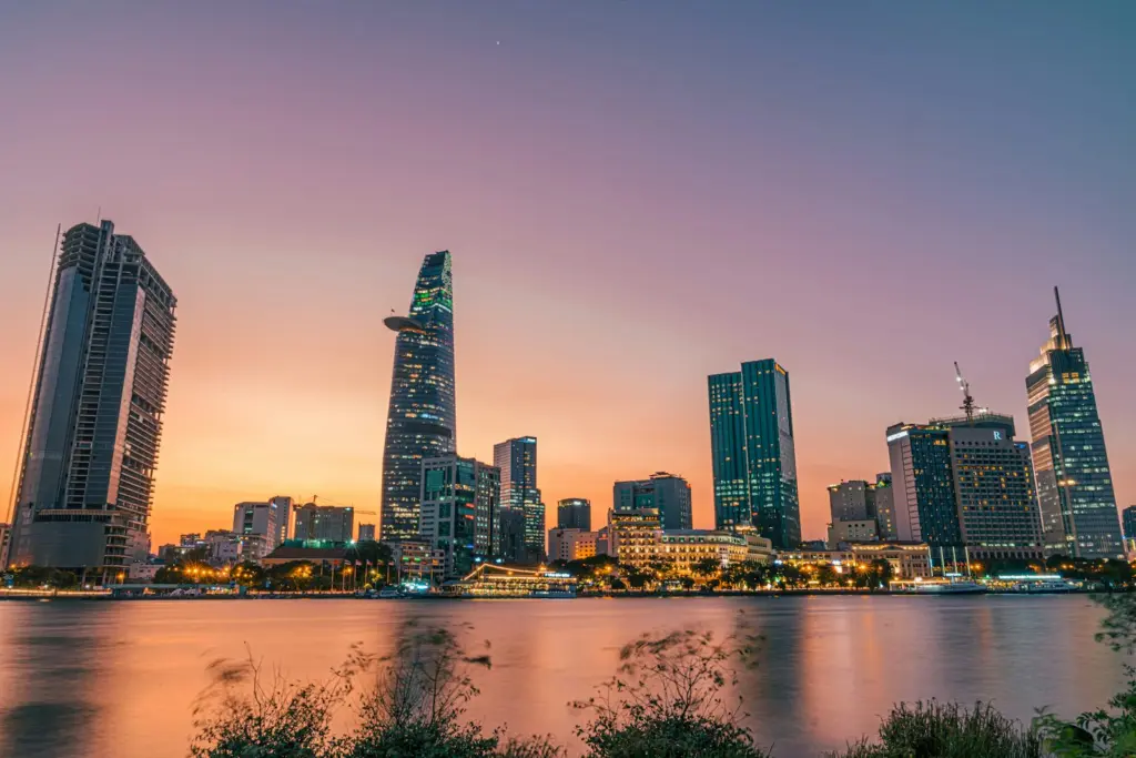 Trung tâm TP.HCM bên sông Sài Gòn, nơi có toà Bitexco Financial Tower