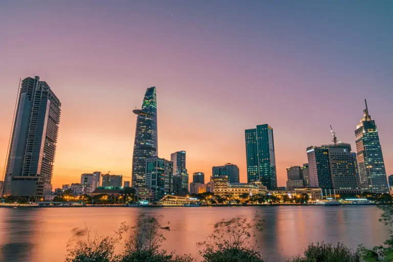 Trung tâm TP.HCM bên sông Sài Gòn, nơi có toà Bitexco Financial Tower